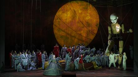 Götzendienst. Turandot gibt es in Philipp Stölzls Regie gleich doppelt, als reale Frau (Elena Pankratova, vorne links mit Glatze) und als haushohe Symbolfigur, die das Volk anbeten muss.
