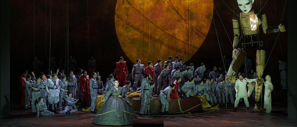 Götzendienst. Turandot gibt es in Philipp Stölzls Regie gleich doppelt, als reale Frau (Elena Pankratova, vorne links mit Glatze) und als haushohe Symbolfigur, die das Volk anbeten muss.