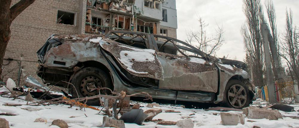 Ein zerstörtes Auto in Charkiw, Ukraine.