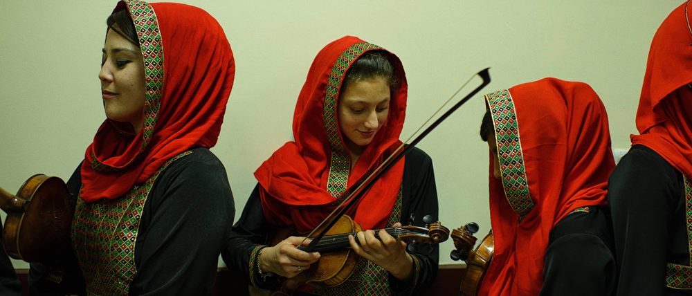 Konzentration. Zohra-Musikerinnen vor einem Auftritt. Sie wurden bei Auslandstourneen gefeiert.