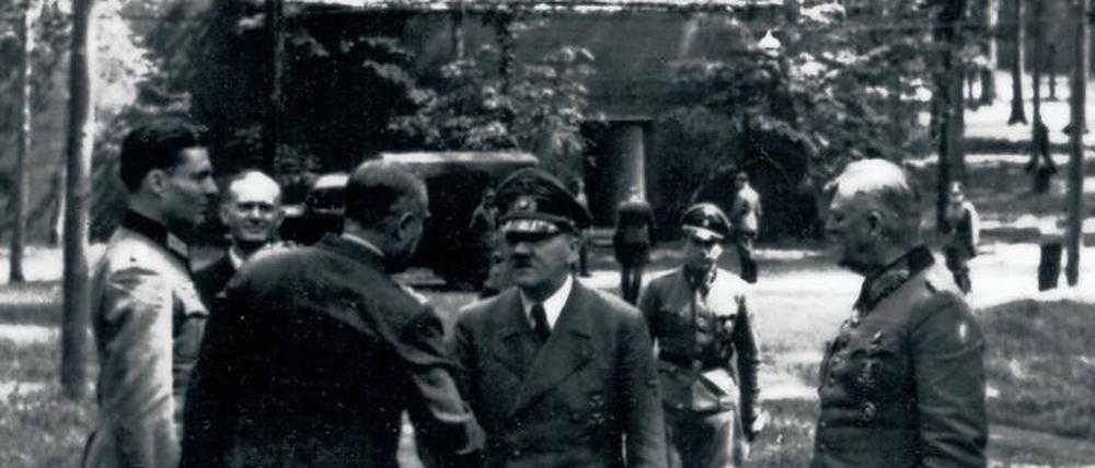 Claus Graf Stauffenberg (ganz links) und Hitler im Führerhauptquartier Wolfsschanze am 15. Juli 1944.