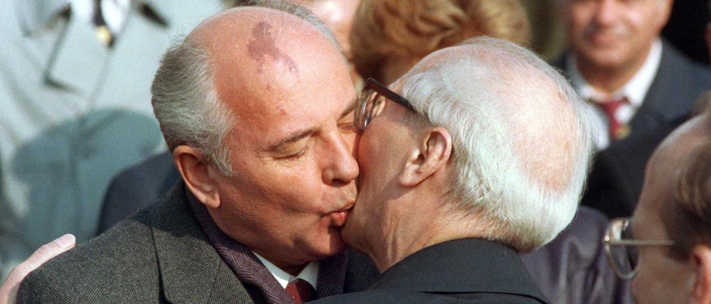 Die meisten Briefeschreiber aus "Volkes Stimmung" dachten bei Honecker nicht ans Küssen: Der sowjetische Staats- und Parteichef Michail Gorbatschow und der Staatsratsvorsitzende Erich Honecker am 6. Oktober 1989 in Ost-Berlin. 