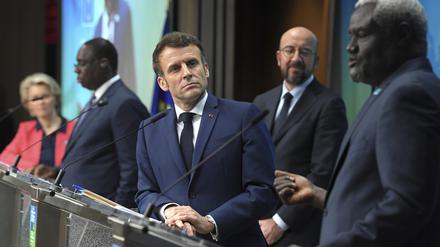  Emmanuel Macron (M), Präsident von Frankreich, hört beim Gipfel in Brüssel Moussa Faki Mahamat (r) zu, dem Vorsitzenden der Kommission der Afrikanischen Union. 