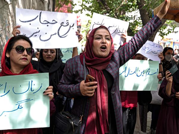 Kabul, Mai 2022: Afghaninnen protestieren gegen die Anordnung der Vollverschleierung durch die Taliban.