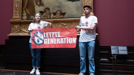 Zwei Mitglieder der „Letzten Generation“ haben sich in Dresden an das Gemälde „Sixtinische Madonna“ von Raffael geheftet.