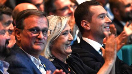 Marine Le Pen (M.) mit den beiden Kandidaten für ihre Nachfolge: Louis Aliot (li.) und Jordan Bardella (re.)