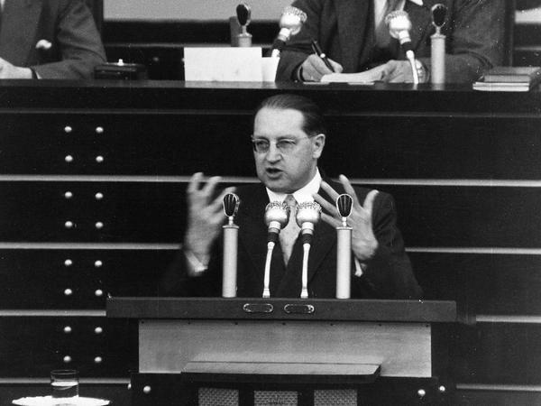 Thomas Dehler (FDP) während einer Rede im Bundestag