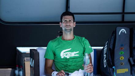 Novak Djokovic beim Training am Donnerstag. Noch ist offen, ob er an den Australian Open teilnehmen darf.