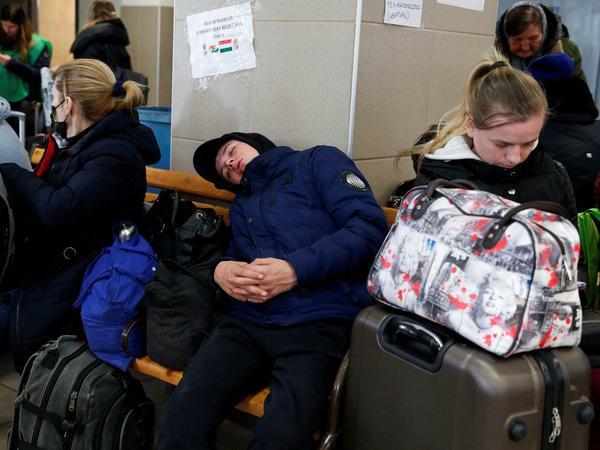 Erschöpft von der Flucht: Ein Junge schläft im Bahnhof der ungarischen Grenzstadt Záhony.