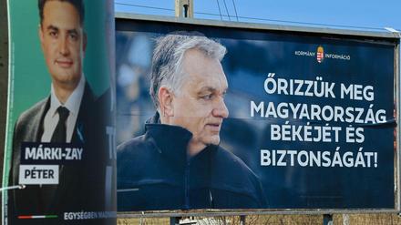 Wahlkampf in Ungarn: Neben einem Plakat seines Herausforderers wirbt Viktor Orbán für Frieden und Sicherheit.