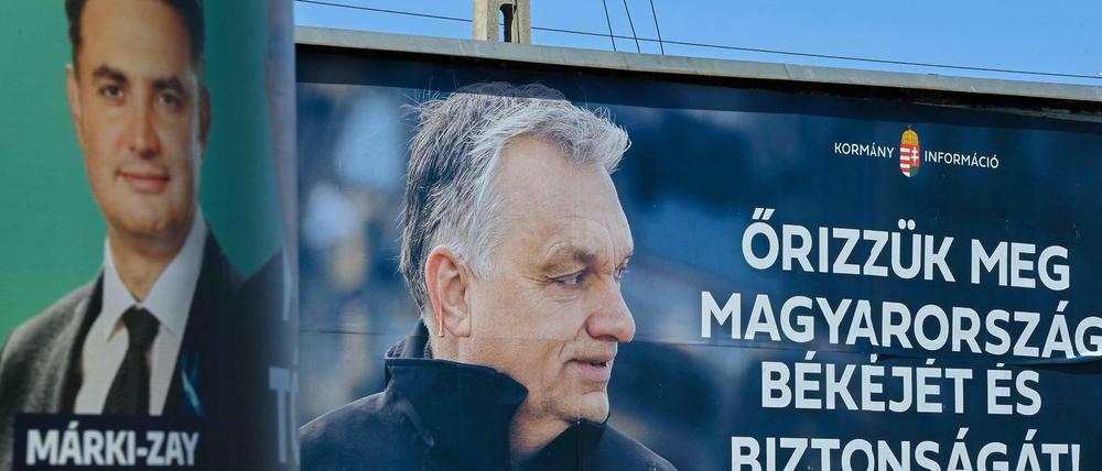 Wahlkampf in Ungarn: Neben einem Plakat seines Herausforderers wirbt Viktor Orbán für Frieden und Sicherheit.