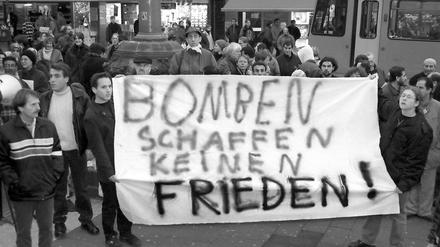 Keine Massen mehr mobilisiert: Zu einer spontanen Demonstration gegen die amerikanischen und britischen Luftangriffe gegen den Irak versammeln sich im Dezember 1998 rund 150 Menschen vor dem Kasseler Rathaus. Sie forderten ein Ende der Militäraktionen, die hauptsächlich dem irakischen Volk schaden würden. 