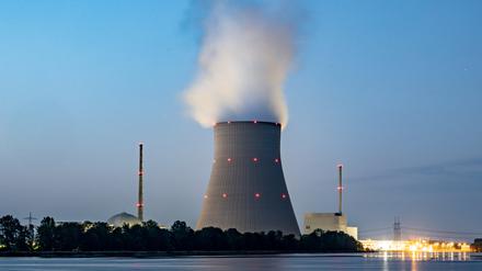 Wasserdampf steigt aus dem Kühltum vom Atomkraftwerk (AKW) Isar 2. 