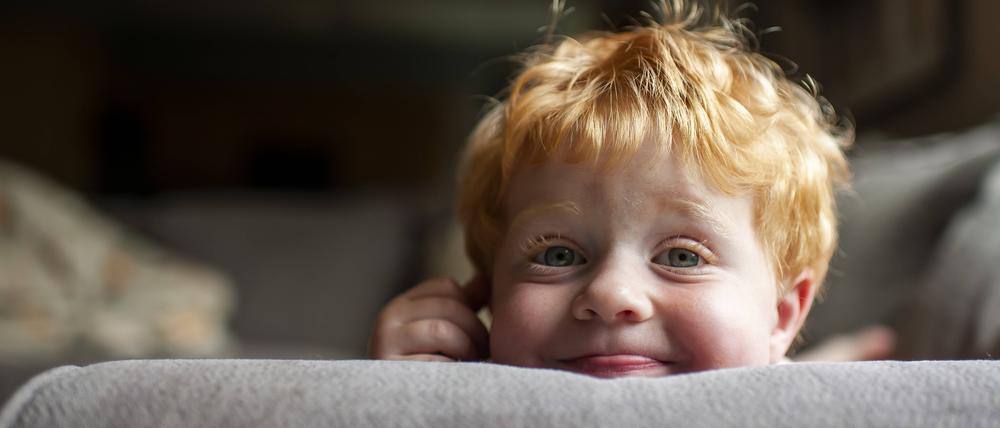 Up close of Toddler boy with silly expression laying on couch at home Grimes, IA, United States PUBLICATIONxINxGERxSUIxAUTxONLY CRLIPF191205-242621-01