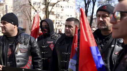 Mitglieder der russischen Rockergrppe „Nachtwölfe“ nehmen an einer Demonstration in  der Republik Srpska zur Unterstützung des Einmarschs von Russlands Präsident Putin in die Ukraine teil.