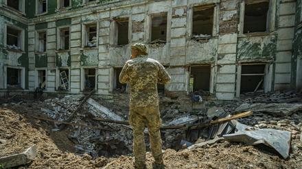 Ukrainischer Soldat vor einer bombardierten Schule in der Region Donbass.