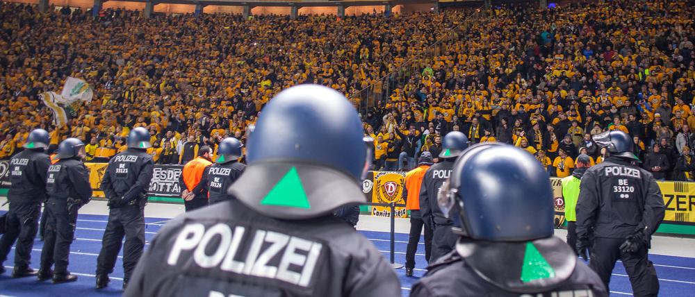 Polizeiaufgebot vor Fans beim Gastspiel von Dynamo Dresden bei Hertha BSC im Berliner Olympiastadion im Oktober 2019.