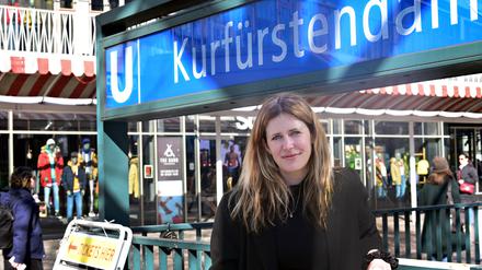 Am U-Bahnhof Kurfürstendamm beschrieb Joseph Roth einst den illegalen Handel mit Altkleidern. Als Julia Bosson ihm nachreist, ist davon nichts mehr zu sehen. Trotzdem entdeckt die Autorin in Berlin noch Dinge, die seit hundert Jahren gleich geblieben sind. 