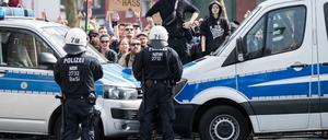 Linke Demonstranten stehen in Dortmund vor einer Polizeiabsperrung während Rechtsextremisten in der Innenstadt demonstrieren. 