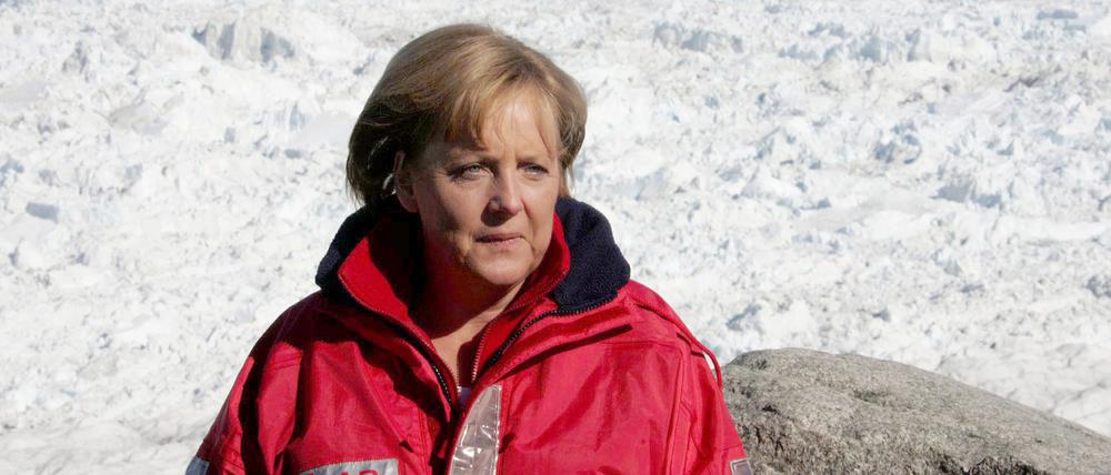 Bundeskanzlerin Angela Merkel (CDU) besucht am Freitag (17.08.2007) den Eqi Gletscher bei Ilulissat in Grönland. Zum Abschluss ihrer Grönland-Reise hat sich Bundeskanzlerin Angela Merkel optimistisch gezeigt, dass ein international wirksamer Klimaschutz erreicht werden kann. Foto: Michael Kappeler dpa +++ dpa-Bildfunk +++