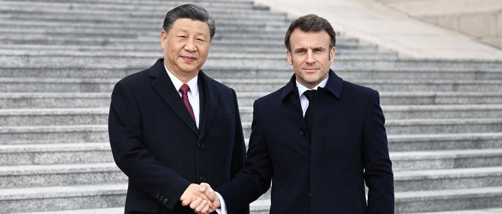  Der französische Präsident Emmanuel Macron (r.) während seines Besuchs bei Chinas Staatsoberhaupt Xi Jinping.