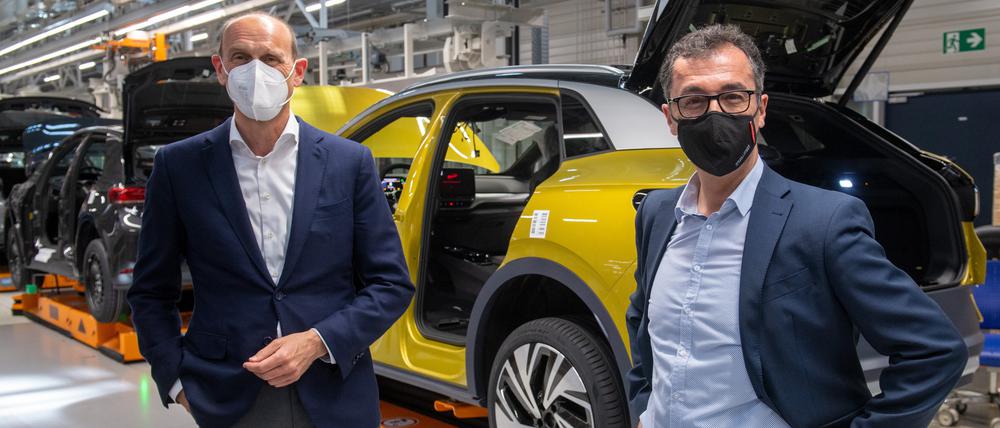 Cem Özdemir (Bündnis 90/Die Grünen) und Ralf Brandstätter, Markenvorstand Volkswagen, unterhalten im Volkswagenwerk in Zwickau.