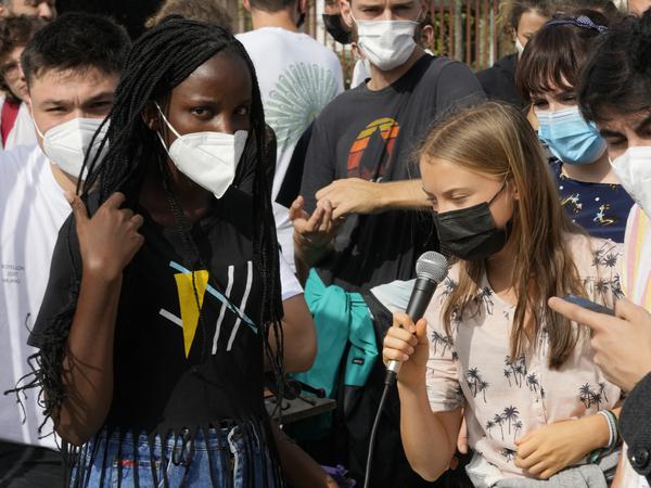 Die Klimaaktivistinnen Vanessa Nakate aus Uganda und Greta Thunberg aus Schweden beim Jugend-Klimagipfel in Mailand Ende September 2021. Bei der Konferenz war auch Autorin Fatou Jeng aus Gambia zu Gast.