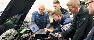 Angehende KFZ-Mechatroniker bereiten im Bereich Fahrzeugtechnik an den Berufsbildenden Schulen Anhalt-Bitterfeld unter der Leitung von Berufsschullehrer Thomas Arnold (l.) eine Fahrzeugdiagnose vor.