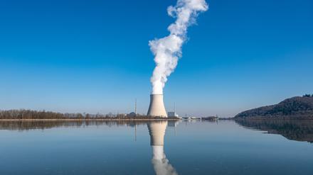 Wasserdampf steigt aus dem Kühlturm vom Atomkraftwerk Isar 2. 