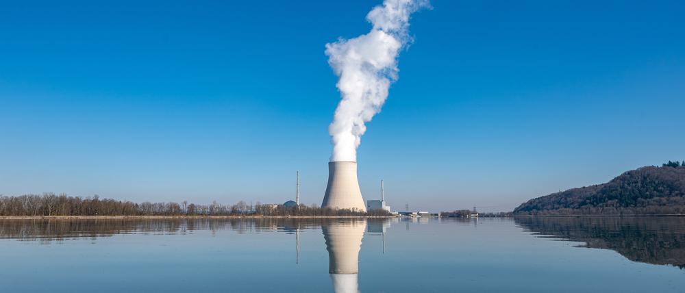 Wasserdampf steigt aus dem Kühlturm vom Atomkraftwerk Isar 2. 