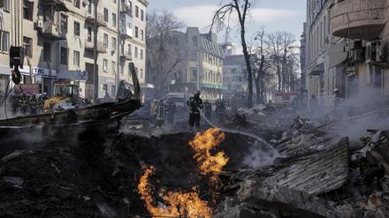 Feuerwehrleute löschen ein Wohnhaus nach einem russischen Raketenangriff. 