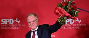 Stephan Weil (SPD), Ministerpräsident Niedersachsen, jubelt nach den ersten Hochrechnungen zur Landtagswahl.