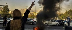 Proteste in Teheran am 1. Oktober 2022. Frauen ohne Kopftuch demonstrieren gemeinsam mit Männern gegen das Islamische Regime.