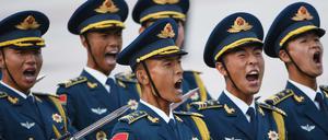 Ein Militäraufmarsch in Peking. 