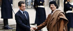 Nicolas Sarkozy und Muammar al Gaddafi geben sich im Jahr 2007 vor dem Präsidentenpalast in Paris die Hand.