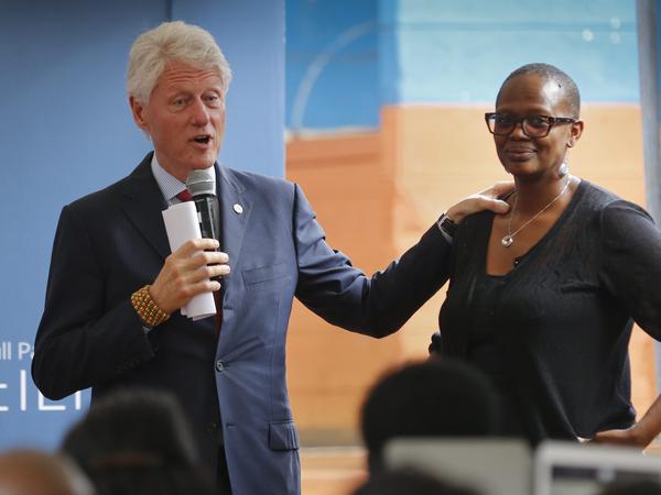 Wangaris Tochter Wanjira steht heute an der Spitze der Umweltbewegung in Afrika. Hier ist sie im Mai 2015 mit dem ehemaligen US-Präsidenten Bill Clinton zu sehen.