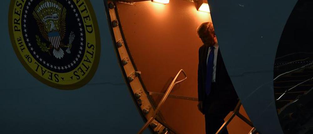 US-Präsident im Zwielicht - Donald Trump verlässt die Air Force One in Miami