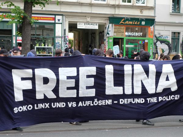 Autonome demonstrieren in Leipzig für die Freilassung der Studentin Lina E., die wegen des Verdachts linksextreme Anschläge angeführt zu haben, in Untersuchungshaft sitzt. 