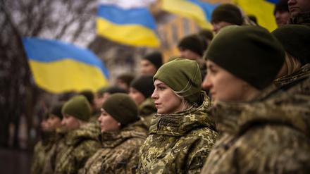 Soldatinnen und Soldaten der ukrainischen Armee am Tag der Einheit der Ukraine.