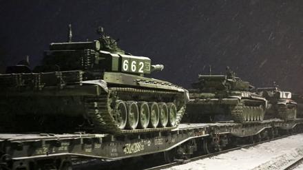 Dieses vom Pressedienst des russischen Verteidigungsministeriums veröffentliche Foto zeigt Panzer der russischen Armee, die nach militärischen Übungen zurück an ihre Stützpunkte kehren sollen.