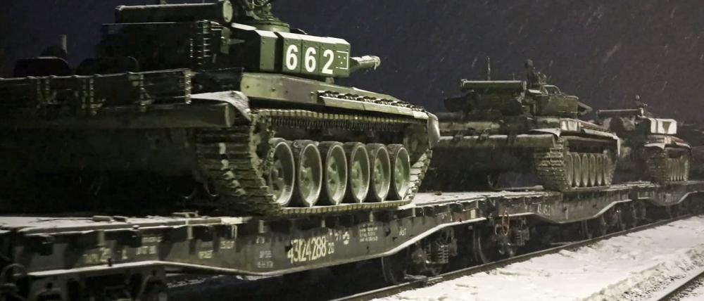Dieses vom Pressedienst des russischen Verteidigungsministeriums veröffentliche Foto zeigt Panzer der russischen Armee, die nach militärischen Übungen zurück an ihre Stützpunkte kehren sollen.