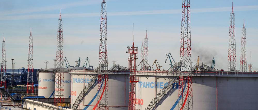 Tanks von Transneft, einem staatlichen russischen Unternehmen, im Ölterminal im russischen Ust-Luga.