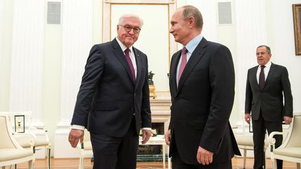 Bundespräsident Frank-Walter Steinmeier (l) und der russische Präsident Wladimir Putin (M).