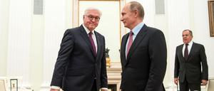 Bundespräsident Frank-Walter Steinmeier (l) und der russische Präsident Wladimir Putin (M).
