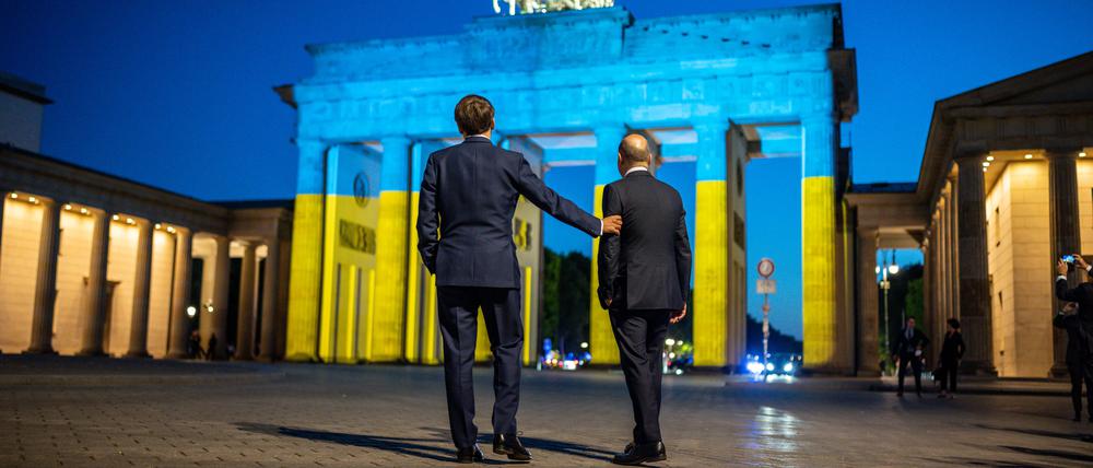 Solidarität mit der Ukraine. Frankreichs Staatschef Macron (links) und Kanzler Scholz Anfang Mai vor dem Brandenburger Tor. 