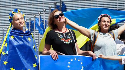 Demonstrantinnen unterstützen in Brüssel den EU-Beitrittsantrag der Ukraine. 