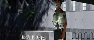 Ein Sicherheitsposten bewacht die australische Botschaft in Peking.