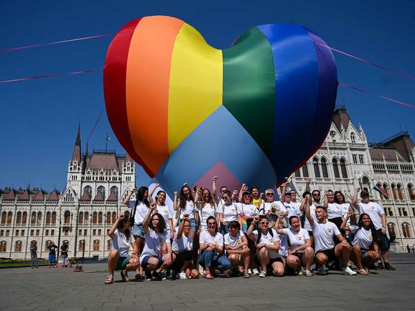 Auf Protesten, wie hier für LGBT-Rechte, zeigen Ungarn immer wieder ihre Unzufriedenheit mit Orbán.