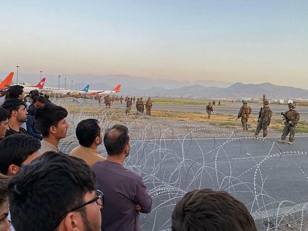 US-Soldaten sichern den Flughafen von Kabul. 
