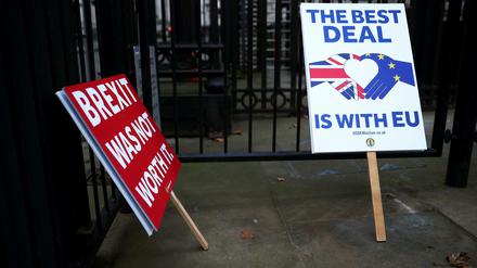 Protest-Plakate in der Downing Street in London an Heiligabend.